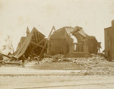 Danni alla Chiesa del Monte Calvario dal tornado del 1896 a St. Louis da Samborsky